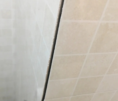 宁江瓷砖空鼓维修公司分享阳台瓷砖脱落的修复过程可以分为以下几个步骤