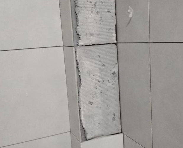宁江瓷砖空鼓维修公司分享下瓷砖施工前基层浇水润湿程度不足，可能导致以下问题