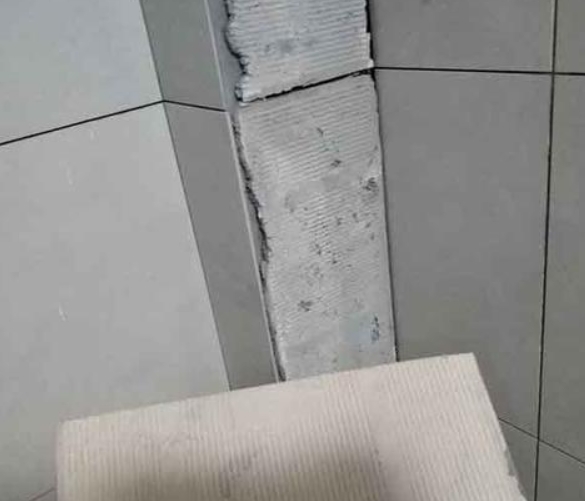 宁江瓷砖空鼓维修公司分享下厨房瓷砖脱落的补救措施。